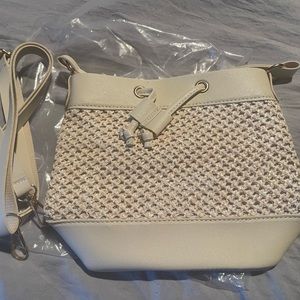 Small tan purse perfect for a young girl. Comes with shoulder strap. Brand new